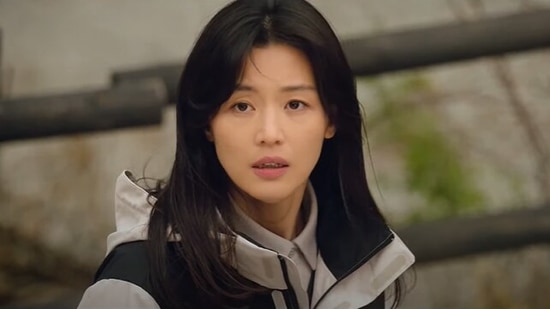 Legend of the Blue Sea actor Jun Ji-hyun returns with a new tvN show called Jirisan. According to Soompi, the show is set in the Jiri Mountain National Park, with Jun Ji-hyun playing a ranger who knows the area better than anyone else. She, along with a rookie ranger, attempt to get to the root of an unusual accident that happens in the woods.