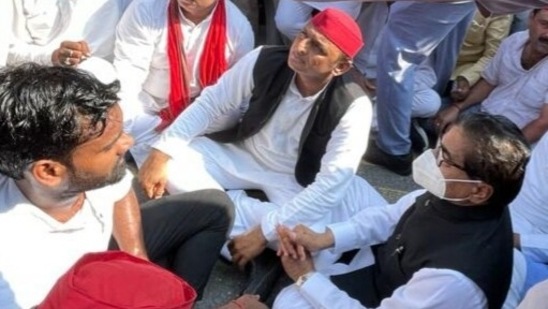 SP chief Akhilesh Yadav stages a sit-in with party's national general secretary Ramgopal Yadav. (HT Photo)