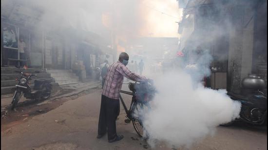 A civic employee fumigates a road in the capital. Dengue cases in Delhi usually peak around October. (Raj K Raj/HT Photo) A civic employee fumigates a road in the capital. Dengue cases in Delhi usually peak around October. (Raj K Raj/HT Photo)