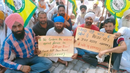 Farmers protest outside DC office in Amritsar on Monday.(Sameer Sehgal/HT Photo)