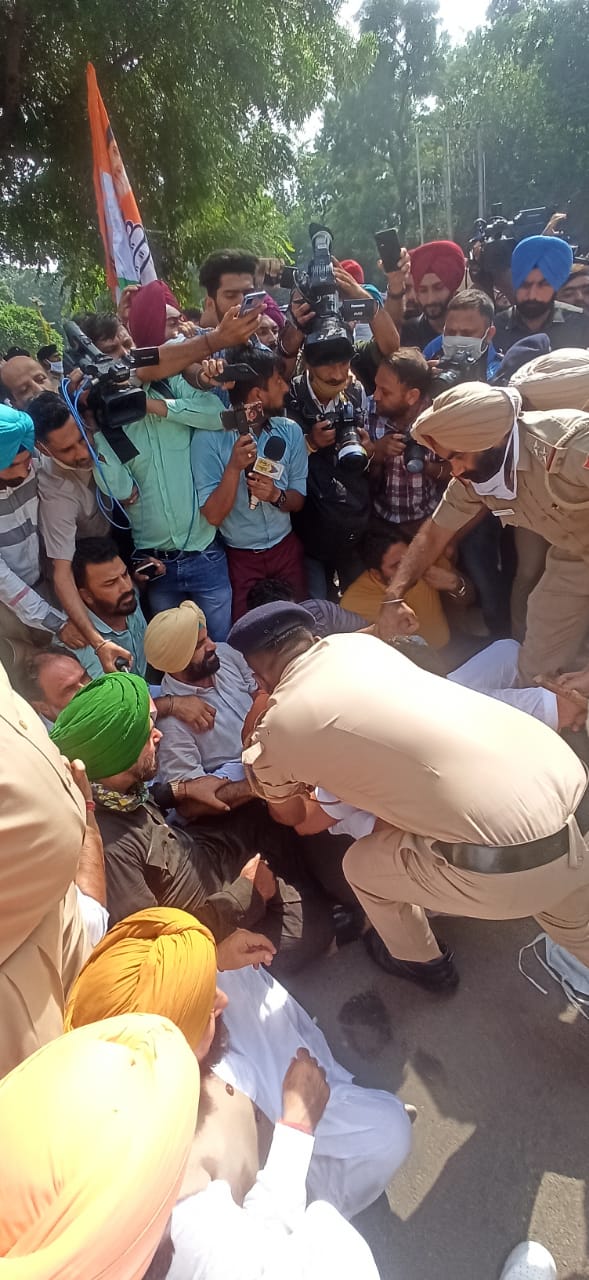 Navjot Singh Sidhu, other Congress MLAs detained by police Navjot Singh Sidhu, other Congress MLAs detained by police