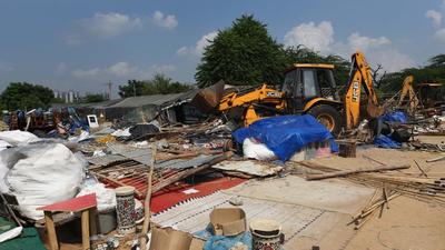 The demolition drive by HSVP at the Banjara Market to reclaim 25 acres commenced around 11am and continued till the evening. (Vipin Kumar /HT PHOTO) The demolition drive by HSVP at the Banjara Market to reclaim 25 acres commenced around 11am and continued till the evening. (Vipin Kumar /HT PHOTO)
