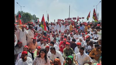 Samajwadi Party workers protesting at DVVNL office in Agra on Tuesday (HT photo)
