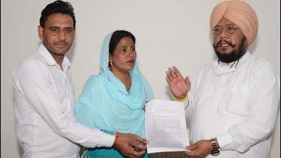 Punjab State Commission for Scheduled Castes member Tarsem Singh Sialka addressing the press conference in Ludhiana on Tuesday. (HT Photo) Punjab State Commission for Scheduled Castes member Tarsem Singh Sialka addressing the press conference in Ludhiana on Tuesday. (HT Photo)