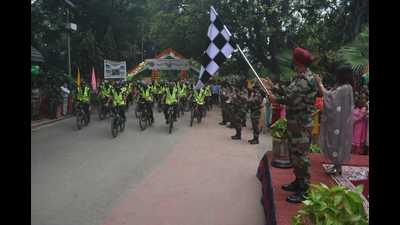 Cycling expedition of Red Eagle Division being flagged off. (HT photo)