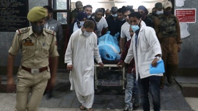 People carry the dead body of Makhan Lal Bindroo, a famous pharmacist from Sirnagar, who was gunned down by terrorists on Tuesday, evening. Two other civilians were also gunned down by the terrorists.&nbsp; (Waseem Andrabi/HT Photos)