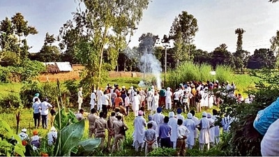 Family members perform last rites of Daljeet Singh, one of the farmers killed. (HT Photo) Family members perform last rites of Daljeet Singh, one of the farmers killed. (HT Photo)
