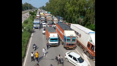 The farmers lifted the blockade from NH-44 following an assurance from the government to speed up procurement operations from October 6. (HT Photo) The farmers lifted the blockade from NH-44 following an assurance from the government to speed up procurement operations from October 6. (HT Photo)