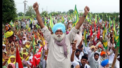 BKU members protest against Punjab government outside finance minister Manpreet Singh Badal’s residence in Badal village of Muktsar district on Tuesday. (Sanjeev Kumar/HT)