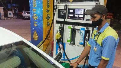 While petrol was priced at  ₹100.14 per litre on Tuesday, even diesel rates were at an all time high of  ₹91.58 per litre in Panchkula. (Sant Arora/HT)