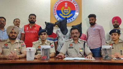 Deputy commissioner police SPS Dhindsa along other senior police officials with the gang members in Ludhiana on Tuesday. (Gurpreet Singh/HT) Deputy commissioner police SPS Dhindsa along other senior police officials with the gang members in Ludhiana on Tuesday. (Gurpreet Singh/HT)