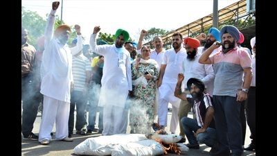 Aam Aadmi Party members protesting against the Lakhimpur Kheri violence in Mohali on Tuesday. Multiple protests were seen across the Chandigarh tricity. (HT photo) Aam Aadmi Party members protesting against the Lakhimpur Kheri violence in Mohali on Tuesday. Multiple protests were seen across the Chandigarh tricity. (HT photo)