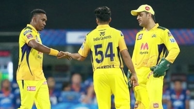 MS Dhoni (R) with Shardul Thakur (Centre) and Dwayne Bravo (L) (IPL/BCCI)