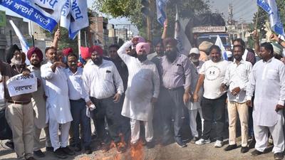AAP leaders staging a protest in Ludhiana on Tuesday. (Gurpreet Singh/HT)