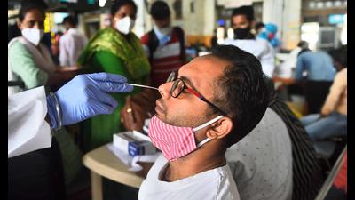 Although there has been no drastic spike in the number of Covid-19 cases reported after Ganeshotsav, the Brihanmumbai Municipal Corporation (BMC) has said one cannot completely rule out an alarming surge in Mumbai in the coming months. (Satish Bate/HT PHOTO)