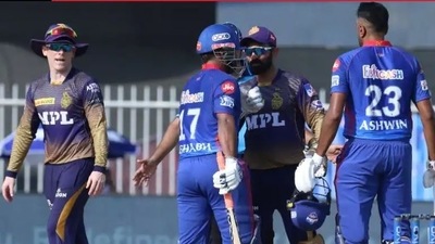 Dinesh Karthik, Rishabh Pant try to be the peacemakers in Eoin Morgan and R Ashwin's argument (Twitter)