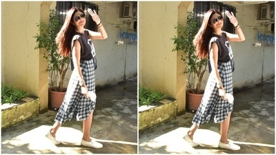 Shilpa paired the quirky t-shirt with a knee-length checkered white and black cotton skirt. The actor tucked her t-shirt in her skirt and in the one-leg slit skirt, she looked just too adorable. Shilpa waved at the cameras as she posed for the paparazzi outside the salon. (HT Photos/Varinder Chawla)
