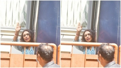 Rani Mukherji was at her prettiest best on Tuesday. The actor posed for the paparazzi on her way to a shoot location in Bandra. Rani sported a white and blue printed kurta. (HT Photos/Varinder Chawla)