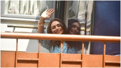 Rani smiled with all her heart for the cameras. Rani completed her look with a red bindi and white and red bangles, traditionally worn by Bengali women after they are married. The actor waved for the paparazzi and patiently waited for them to click her pictures. Rani is reportedly back to shooting her next project at the location in Bandra. (HT Photos/Varinder Chawla)