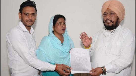 Punjab State Commission for Scheduled Castes member Tarsem Singh Sialka addressing the press conference in Ludhiana on Tuesday. (HT Photo)