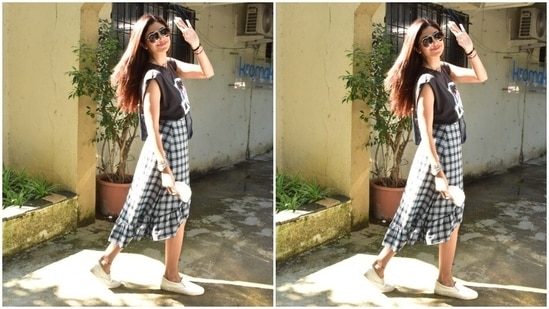 Shilpa paired the quirky t-shirt with a knee-length checkered white and black cotton skirt. The actor tucked her t-shirt in her skirt and in the one-leg slit skirt, she looked just too adorable. Shilpa waved at the cameras as she posed for the paparazzi outside the salon.(HT Photos/Varinder Chawla)