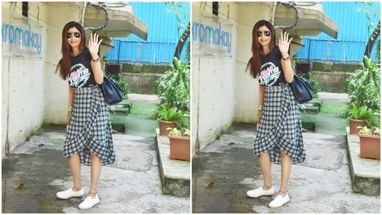 Shipa was at her bubbly best when she posed for the cameras. For a day out in the sun, Shilpa chose an oversized printed graphic black t-shirt. The top had quirky prints of multicolour on it, adding to the necessary dash of colours to Shilpa’s look.(HT Photos/Varinder Chawla)