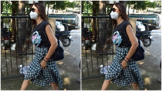 All masked up, Shilpa posed in tinted shades as she walked past the paparazzi. Needless to say, we are taking notes from the actor on how to blend fashion and comfort into a casual attire.(HT Photos/Varinder Chawla)