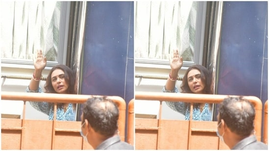 Rani Mukherji was at her prettiest best on Tuesday. The actor posed for the paparazzi on her way to a shoot location in Bandra. Rani sported a white and blue printed kurta.(HT Photos/Varinder Chawla)