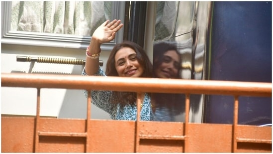 Rani smiled with all her heart for the cameras. Rani completed her look with a red bindi and white and red bangles, traditionally worn by Bengali women after they are married. The actor waved for the paparazzi and patiently waited for them to click her pictures. Rani is reportedly back to shooting her next project at the location in Bandra.(HT Photos/Varinder Chawla)
