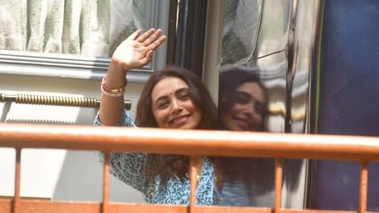 Rani Mukerji waves to her fans at a shoot location in Bandra.&nbsp;