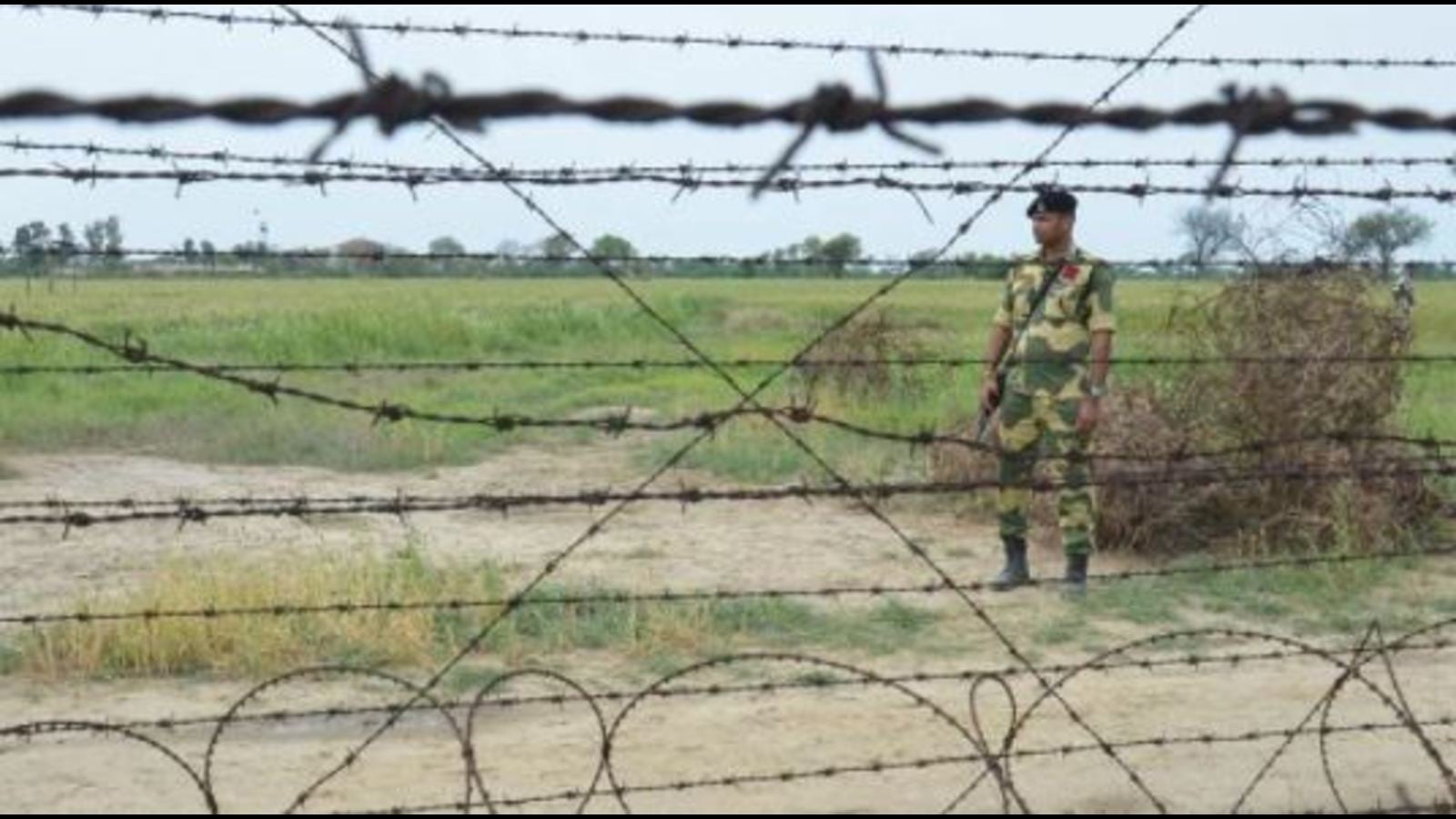 3 Pakistani drones retreat after BSF opens fire in Punjab's Gurdaspur,  Pathankot - Hindustan Times