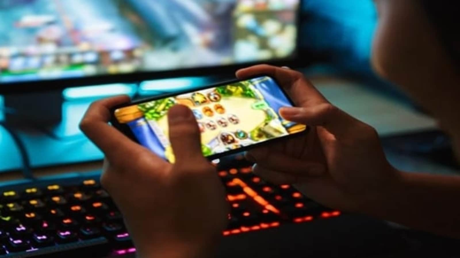 Should online games be banned in school?