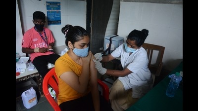 A little more than 25% of the beneficiaries jabbed in Thane district avail vaccination against Covid at private centres. (PRAFUL GANGURDE/HT FILE PHOTO)