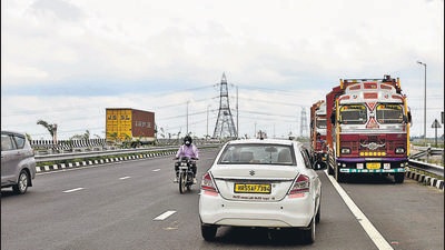 Such vehicles found plying on roads will be impounded, and strict action will be taken against the owners, officials said. (Sakib Ali/HT PHOTO) Such vehicles found plying on roads will be impounded, and strict action will be taken against the owners, officials said. (Sakib Ali/HT PHOTO)