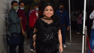 Bharti Singh opted for a shimmery black outfit for the Dance Deewane 3 finale. (Varinder Chawla)