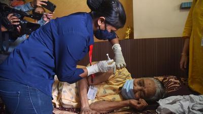 Bihar’s health department has instructed districts to vaccinate on priority those who are bed-ridden, differently-abled and the old and infirm, especially those having restricted mobility, in an effort to vaccinate most of the population. (Image used for representation). (HT PHOTO.) Bihar’s health department has instructed districts to vaccinate on priority those who are bed-ridden, differently-abled and the old and infirm, especially those having restricted mobility, in an effort to vaccinate most of the population. (Image used for representation). (HT PHOTO.)