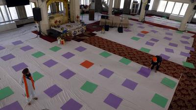 Gurudwara Shri Guru Singh Sabha at Ganesh peth prepares for reopening in Pune, on Thursday. Places of worship ready to reopen with Covid safety measures. (RAHUL RAUT/HT) Gurudwara Shri Guru Singh Sabha at Ganesh peth prepares for reopening in Pune, on Thursday. Places of worship ready to reopen with Covid safety measures. (RAHUL RAUT/HT)