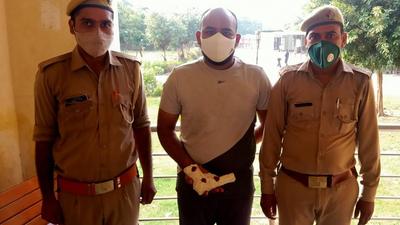 The suspect, Rohir Manral, in the middle. Police have recovered the countrymade gun used in the murder (Sourced) The suspect, Rohir Manral, in the middle. Police have recovered the countrymade gun used in the murder (Sourced)