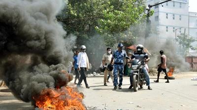 People burnt tyres in protest against death of a man during anti-encroachment drive in Patna on Wednesday. (Santosh Kumar/HT photo) People burnt tyres in protest against death of a man during anti-encroachment drive in Patna on Wednesday. (Santosh Kumar/HT photo)