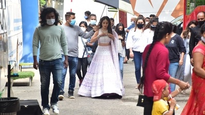 Madhuri Dixit was clicked on the sets of Dance Deewane 3 with her team. (Varinder Chawla)