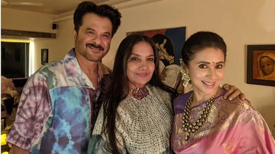 Anil Kapoor, Shabana Azmi and Urmila Matondkar pose together. Anil Kapoor, Shabana Azmi and Urmila Matondkar pose together.