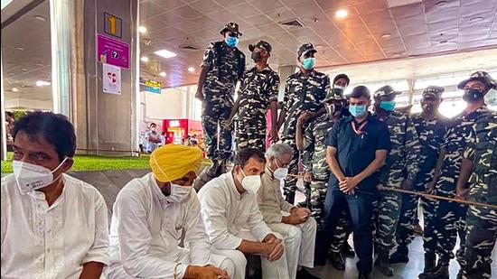 Congress leader Rahul Gandhi along with party leader KC Venugopal, Punjab CM Charanjit Singh Channi and Chhattisgarh CM Bhupesh Baghel at Lucknow airport, UP, to meet families of farmers who lost their lives in Lakhimpur Kheri violence. (PTI)