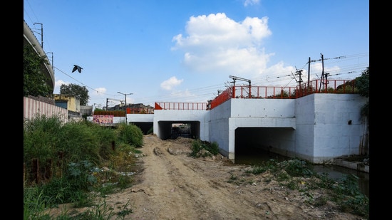 The ongoing construction at the underpass at Kishan Ganj in north Delhi. (Amal KS/HT Photo)