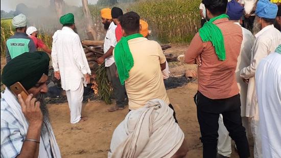 Gurvinder’s body was cremated on Wednesday morning after the second post mortem was done in presence of a panel of doctors from Lucknow . (HT Photo)