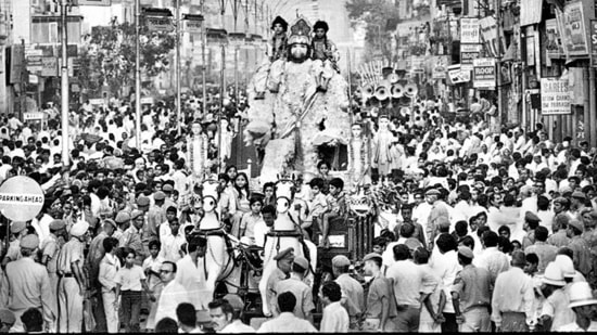 An October 1975 photo of the Ramlila procession in Chandni Chowk.(HT File Photo)