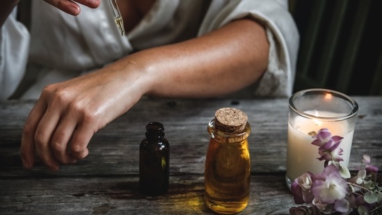 Tea tree oil: This is one of the best remedies to even darken underarms. Tea tree oil has anti-microbial properties which help combat underarm odour.(Unsplash)