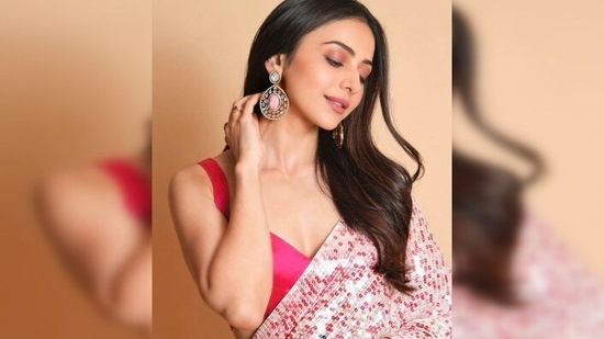 Rakul Preet teamed the stylish saree with a magenta pink sleeveless blouse.(Instagram/@rakulpreet)