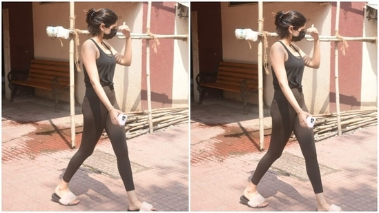 Khushi dressed up in a black sports bra and teamed it with a black tank top, tied into a knot at the waist. She opted for a pair of dark maroon high-waisted gym pants to add to her look.(HT Photos/Varinder Chawla)