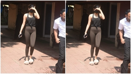 Khushi’s sartorial choice of clothes always manages to make us stop and stare, and Wednesday was no different. In the perfect outfit for a workout session, Khushi was clicked walking away from the cameras. She pulled her hair back into a bun and locked it with a black clutcher. For footwear, Khushi opted for comfortable black and white flipflops. The sunlight on her coloured hair made her look more pretty.(HT Photos/Varinder Chawla)