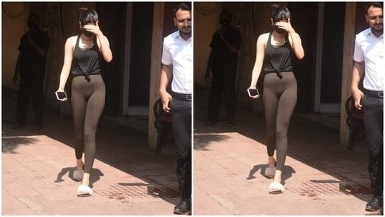 Khushi held her phone in one hand and was clicked as she passed the paparazzi on her way to the car. Khushi had earlier spoke about her dream of pursuing acting and following the footsteps of her mother and sister. Currently, she is staying in Mumbai with Janhvi and dad Boney Kapoor.(HT Photos/Varinder Chawla)
